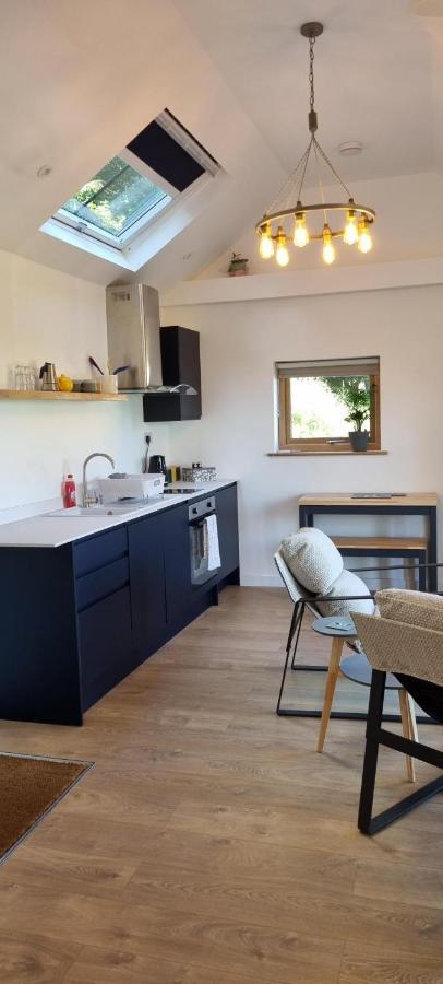 일프러컴 The Brookhouse. Cheerful Tiny House With Seaview. 빌라 외부 사진
